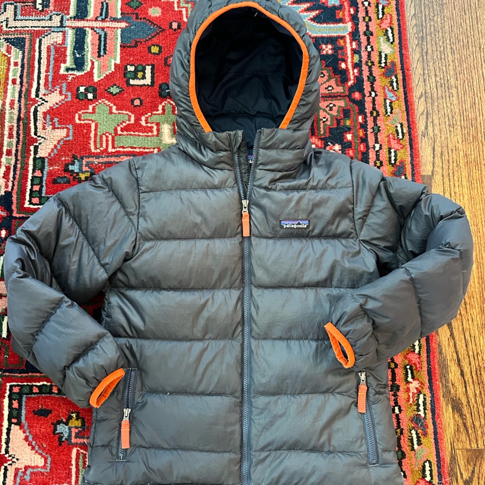 Patagonia youth hooded down jacket, size small (7-8), navy